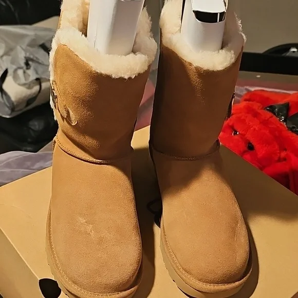 Brand New Bailey Ugg with metal graphic (chestnut).. size 7 - Picture 4 of 7